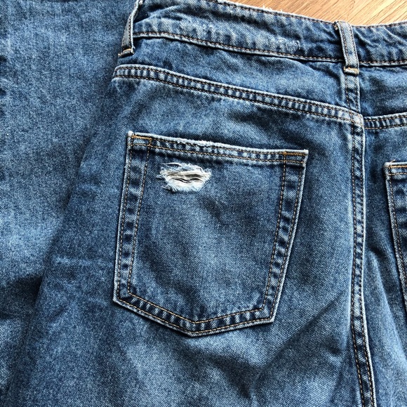 H&M High-Waisted Straight Leg Jeans - Picture 8 of 9